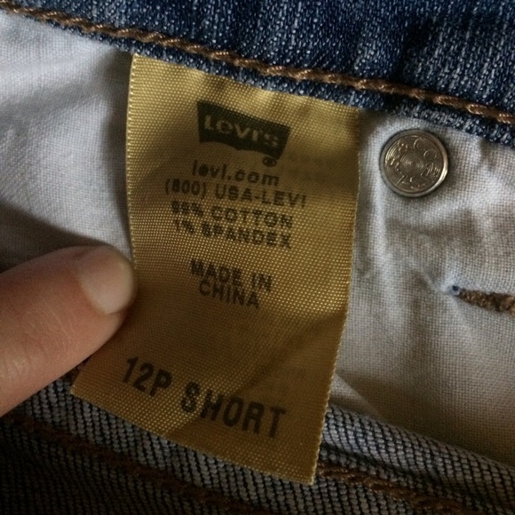 Vintage Levi’s cut off shorts - Picture 3 of 4